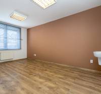 A room with a wooden decor floor, a sink, and blinds in a family house.