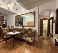 Dining room in a 3-room apartment with a corner bench and a floor with a wood decor.