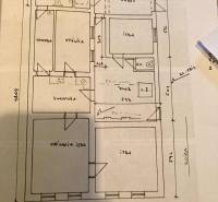 The floor plan of the family house shows the layout of the rooms, including bedrooms and the kitchen.