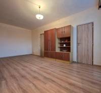 obývačka s pohľadom na dvere do kuchyne