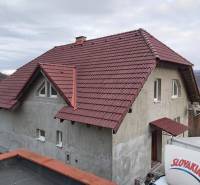 A family house in Orovnica with an unfinished facade and a red tile roof.