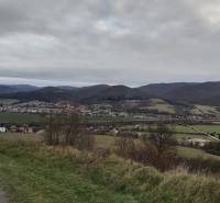 Panorama of Orovnice with a view of the landscape and family houses, surrounded by hills.