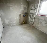 An unfurnished room in a 3-room apartment with plastered walls and a radiator.