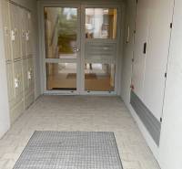 Entrance to the apartment building on Školská Street in Chorvátsky Grob, with lockable mailboxes.