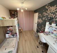 Children's room with a bunk bed, a desk, and a floor with a wooden decor in a 4-room apartment.