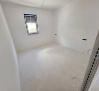 Bright room with white walls and a window by HR-reality in a Recreational Apartment.