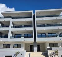 A recreational apartment in Makarska with balconies, set in a mountainous nature.