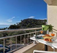 A balcony with a view of the sea, hills, and nature in Makarska, a 3-room apartment.
