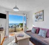 Living room in a 3-bedroom apartment with a view of the terrace and the sea in Makarska.