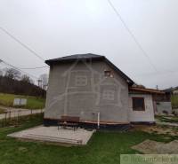 A family house in Jasenica with an extension and a fenced garden on a quiet street.