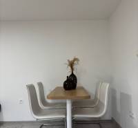 jedálensky stol.JPG