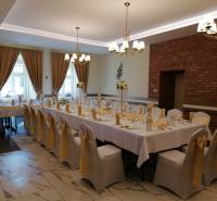 A grandly decorated hall in hotels and guesthouses with stone cladding and efficient lighting.