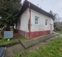 The family house in Hont has a white facade, windows with bars, and entrance stairs.