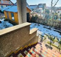 The garden of a family house in Veľké Bielice in Partizánske, with a shelter and a snow cover.