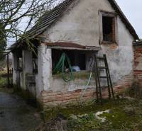 An older house with neglected surroundings in Abrahám needs renovation.