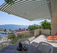 The terrace of a recreational apartment in Čiovo with a sea view.