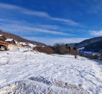Snow-covered landscape in the recreational area at Fongrube in Mýto pod Ďumbierom with cottages.