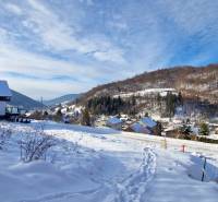 Snow-covered residential plots in Mýto pod Ďumbierom offer a winter panorama of the mountains.