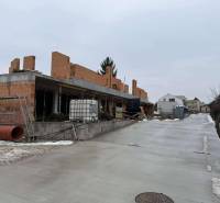 Construction of a family house in Višňové on Višňové Street during winter, with a view of the road.