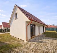 A family house in Most pri Bratislave on Záleská Street with fencing and a garden.