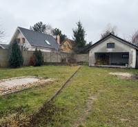 The garden of a family house on Pri prvej kaplnke Street in Záhorská Ves with a garage.