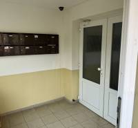Entrance hall with mailboxes and white doors in a 3-room apartment.