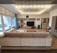 Living room in a holiday apartment with a comfortable sofa set and decorative lighting.