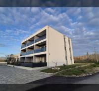 Recreational apartment on Zukve Street in the town of Vrsi with parking spaces in front of the building.