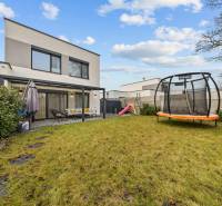 Garden of a 4-room apartment on Topoľová Street in Rovinka with a trampoline and a terrace.
