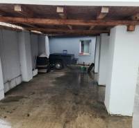 A covered shelter with a concrete floor at a family house in Tornyosnémeti.
