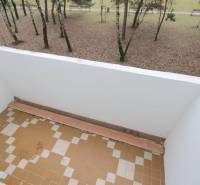 The balcony of a 3-room apartment on Cabanova Street in Bratislava-Dúbravka with a view of the park.