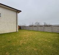 A garden by the house with a lawn and fencing in Kráľovianky.