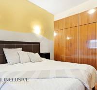 Bedroom with a bed and built-in wardrobe, Family house. Neutral colors, floor with wood decor.