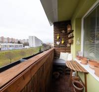 The balcony of the 3-room apartment on Golianova Street in Nitra offers a view of the surroundings.
