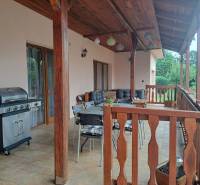 The terrace of a family house on Hodská Street in Galanta with a grill and garden furniture.