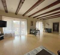 Living room in a family house with wooden beams and a floor with a wooden decor.