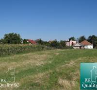 Plots - housing on Vrbová Street in Jelka with a view of the surrounding houses.