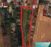 A plot on Vrbová Street in Jelka outlined in red, suitable for living.