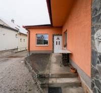 A family house in the town of Bobot on Bobot Street with an orange facade and stone details.