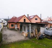 A family house in Bobot on Bobot Street with a garden and storage spaces.