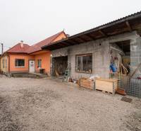 Family house in Bobot on Bobot Street with a yard and an unfinished extension.