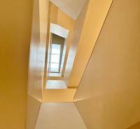 A view into the atrium of a 2-room apartment with geometric lines and a skylight.