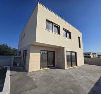 The family house in the city of Nin on Nin Street has straight lines and a spacious terrace.