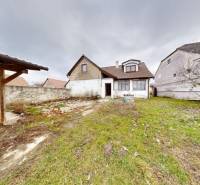 A family house in Dojč on Vieska Street, surrounded by a grassy plot and a shelter.