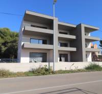 A recreational apartment in Vodice with green surroundings and a path.