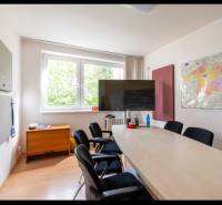 Meeting room in a family house with a map on the wall and a screen, floor with wooden decor.