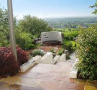 A garden at a family house in Hainburg an der Donau with a viewing terrace and greenery.