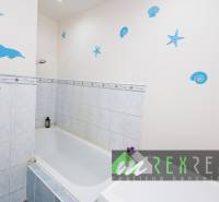 A bathroom with a bathtub and sea motifs in a 3-room apartment.