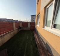A garden by a 2-room apartment in Most pri Bratislave with wooden elements and a lawn.