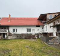 A family house on Osloboditeľov Street in Lieskovec with a slanted red roof and a garden.